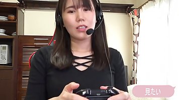 Молодая азиатка с большими дойками после игры подставила киску для домашнего порно
